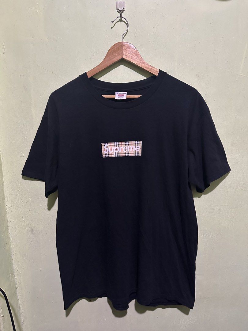Supreme x Burberry Box Logo Tee Black (Category: Tshirts & Polo Shirts ) located in Quezon City. Submitted by deexsorianino.09 (Listing ID 1468978729, Image 2). Description: Burberry x supreme 22x27 itim na itim 650 ship.