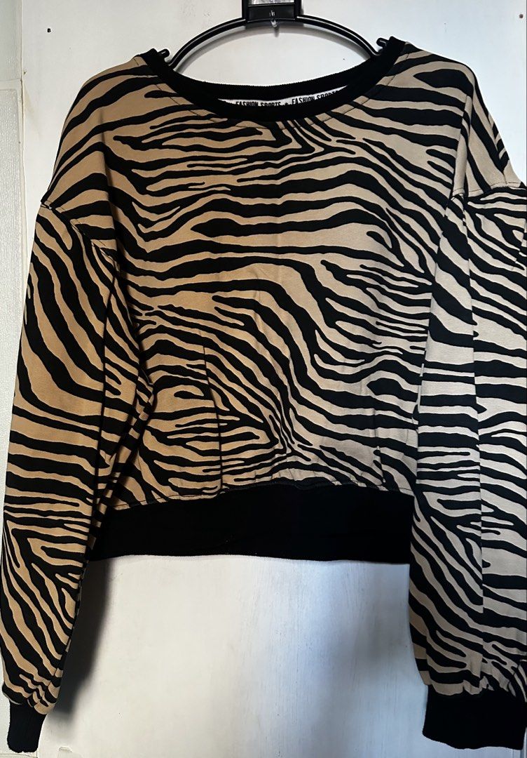 Sweatshirt Animal zebra print (Category: Longsleeves) located in Cavite. Submitted by chicfinds.slay (Listing ID 1469058782, Image 2). Description: ✨Best fit size s-semi large women ✨super nice/ no flaws/ semi crop .