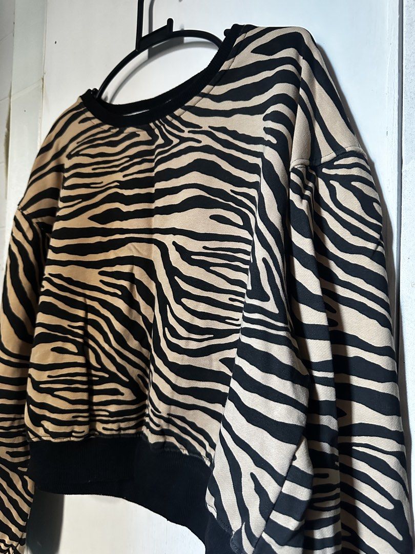 Sweatshirt Animal zebra print (Category: Longsleeves) located in Cavite. Submitted by chicfinds.slay (Listing ID 1469058782, Image 1). Description: ✨Best fit size s-semi large women ✨super nice/ no flaws/ semi crop .
