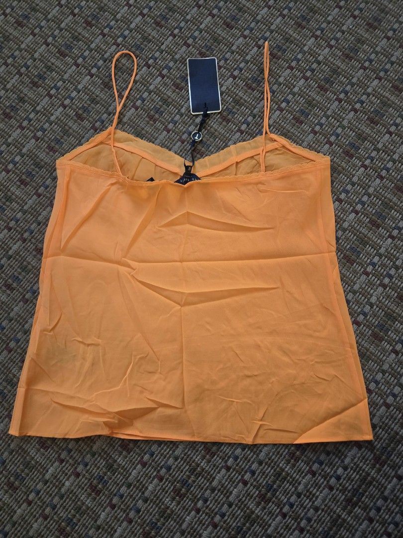 Ted Baker top (Category: Sleeveless) located in Baguio. Submitted by jz_finds (Listing ID 1468940267, Image 2). Description: Medium.