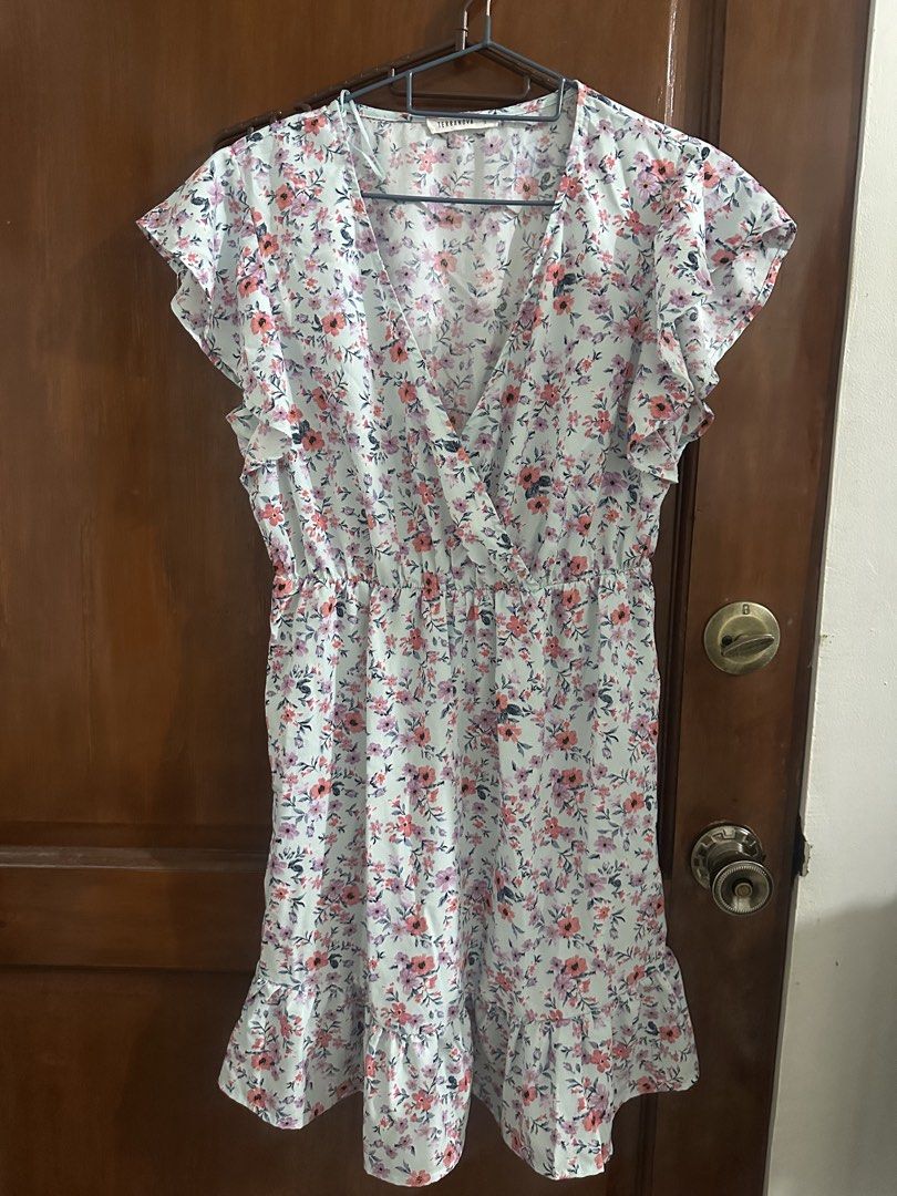 Terranova Floral Ruffle Dress (Category: Dresses) located in Cebu City. Submitted by bcdeclutters (Listing ID 1469055400, Image 1). Description: - Brand/Style: Terranova floral dress - Size: Small (S).