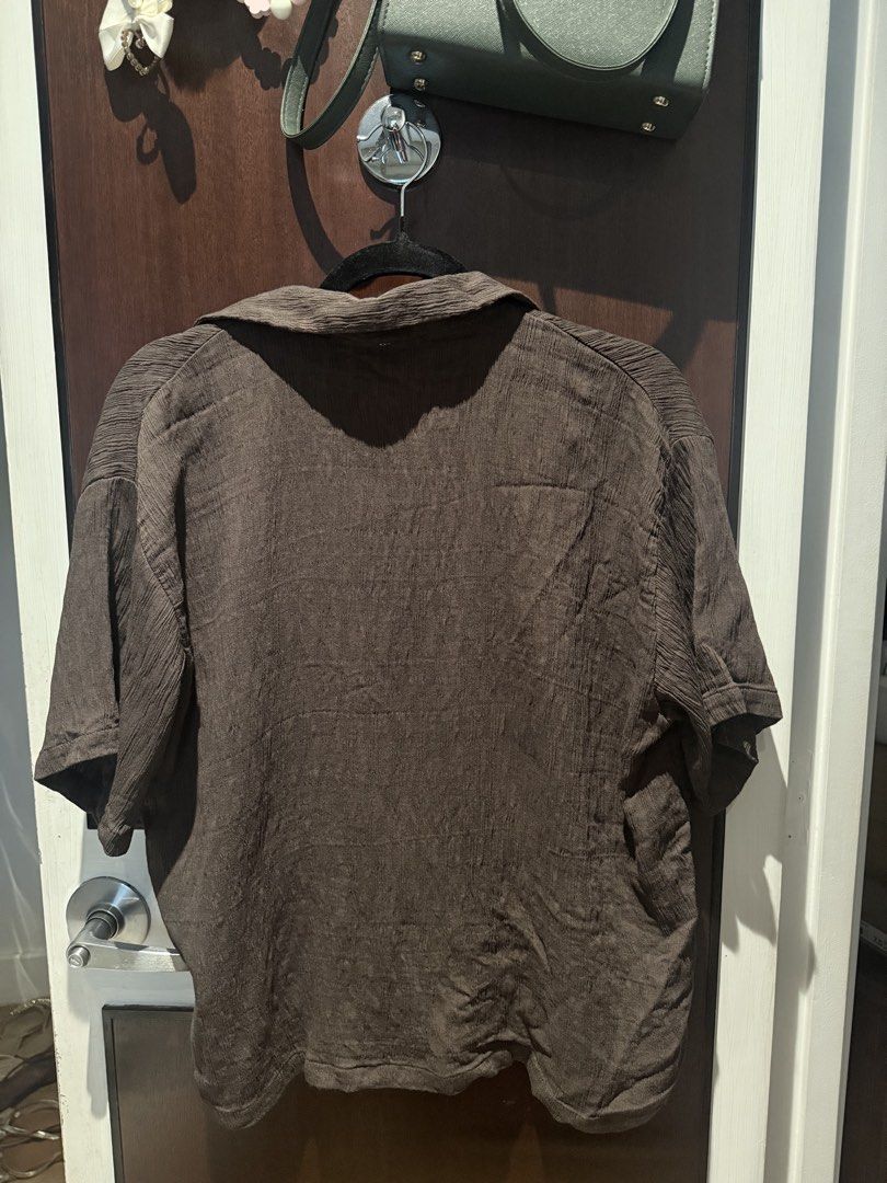 The Editor's Market Brown Button Down Shirt Size L (Category: Shirts) located in Pasig City. Submitted by calliemanila (Listing ID 1469034995, Image 3). Description: - The Editor's Market - Size: L (length 20 inches, bust 40 inches, waist 42 inches, arm 14 inches) - Color: Brown - Material: Textured fabric - Delivery only no meet ups Free shipping: Total of Php 500 and above (Metro Manila) Total of Php 1000 and above (Provincial) .