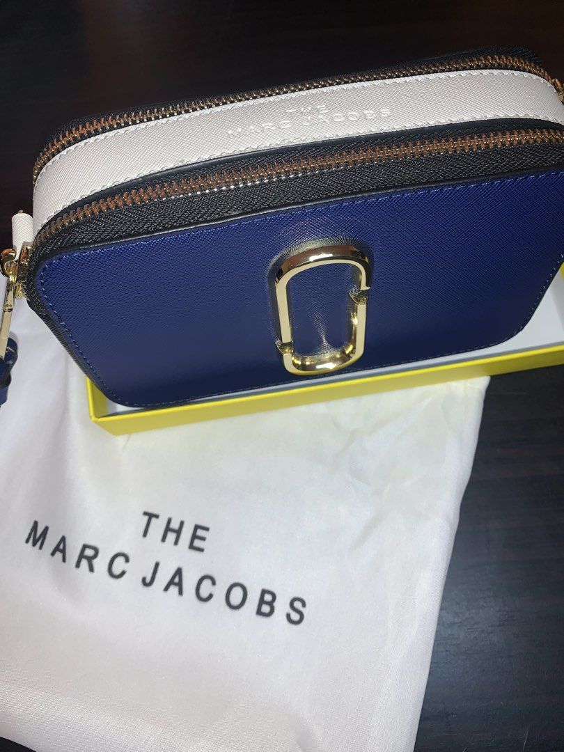 The Marc Jacobs Snapshot Camera Bag Blue White (Category: Luxury Bags & Wallets) located in Manila. Submitted by kuuurooomiii (Listing ID 1468938523, Image 1). Description: Marc Jacobs Snapshot camera bag in blue w/ 2 types of straps dm for more deets..