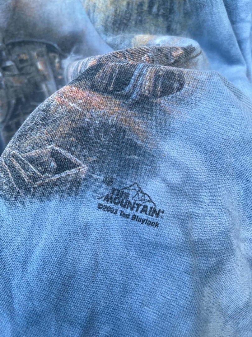The Mountain (Category: Tshirts & Polo Shirts ) located in Manila. Submitted by skippypeanut1331 (Listing ID 1468964995, Image 2). Description: 26x31 XL Very good condition Color rate: 9/10 Issue: need wash / washable dirt nalaglag sa sinampay during pictorial.