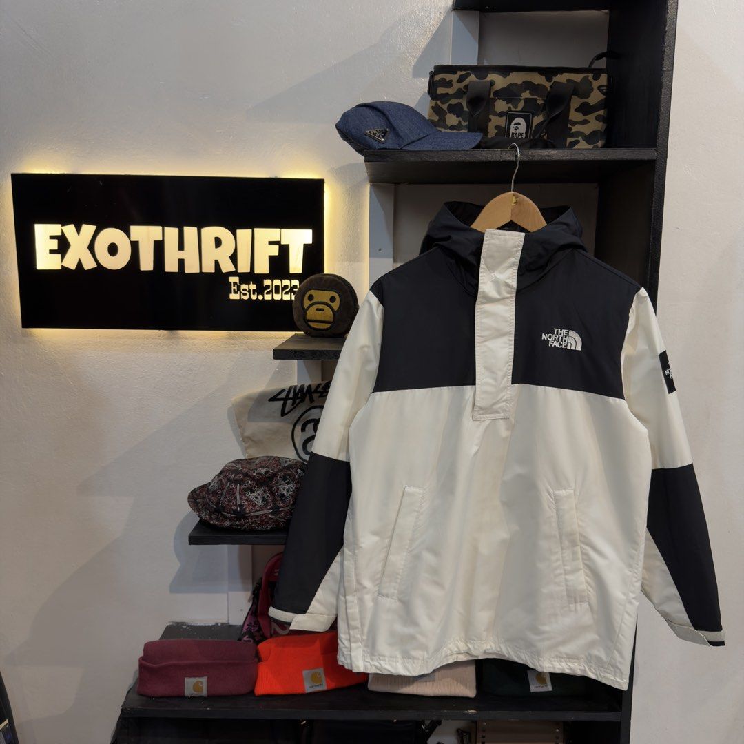 The North Face Twotone Jacket (Category: Coats, Jackets and Outerwear) located in Manila. Submitted by jerichomal82553 (Listing ID 1469045567, Image 1). Description: The North Face Twotone 21 by 27 Good Condition Complete Tags .