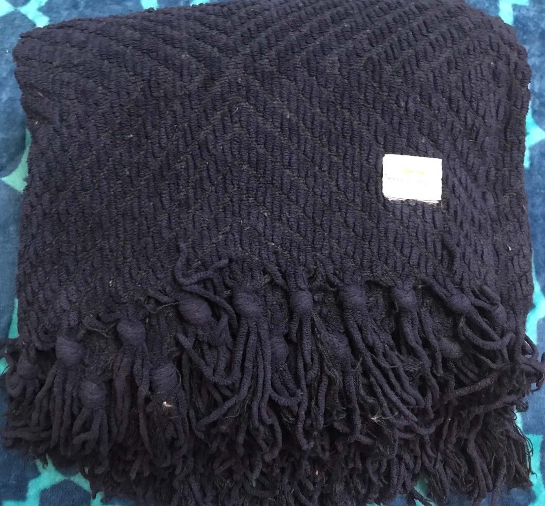 Threshold Navy Blue Textured Fringe Throw Blanket (Category: Bedding & Towels) located in Imus. Submitted by stop_shop7 (Listing ID 1468984633, Image 1). Description: - Brand: Threshold - Color: Classic navy blue - Material: Soft cotton or cotton-blend - Design: All-over textured weave with stylish knotted fringe detailing - Perfect for: Adding a cozy touch to sofas, armchairs, or beds -Issue: Mejo mahimolmol prr kaya tanggalin.