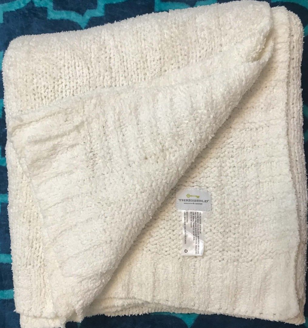 Threshold White Knit Throw Blanket (Category: Bedding & Towels) located in Imus. Submitted by stop_shop7 (Listing ID 1468956477, Image 1). Description: - Brand: Threshold - Color: White - Material: 78% polyester, 22% nylon - Features: Super soft textured fabric with ribbed borders - Care: Machine washable on delicate cycle - Use: Great for beds and sofas.