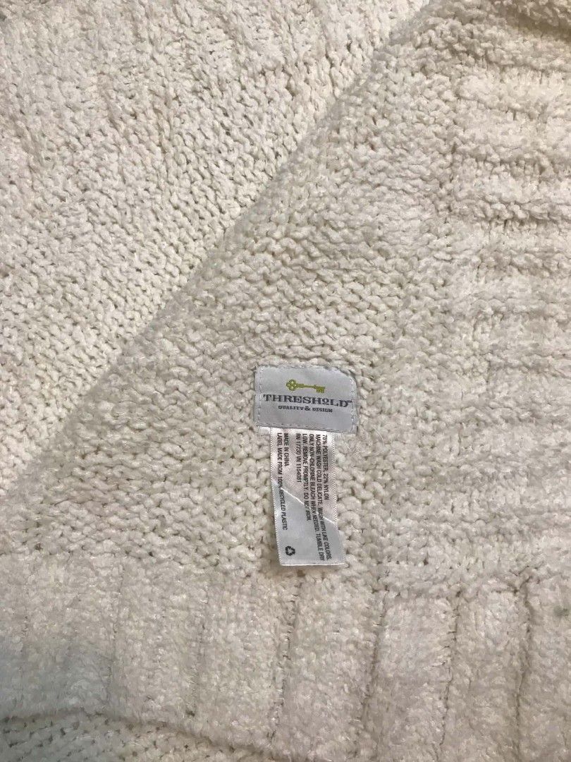 Threshold White Knit Throw Blanket (Category: Bedding & Towels) located in Imus. Submitted by stop_shop7 (Listing ID 1468956477, Image 3). Description: - Brand: Threshold - Color: White - Material: 78% polyester, 22% nylon - Features: Super soft textured fabric with ribbed borders - Care: Machine washable on delicate cycle - Use: Great for beds and sofas.