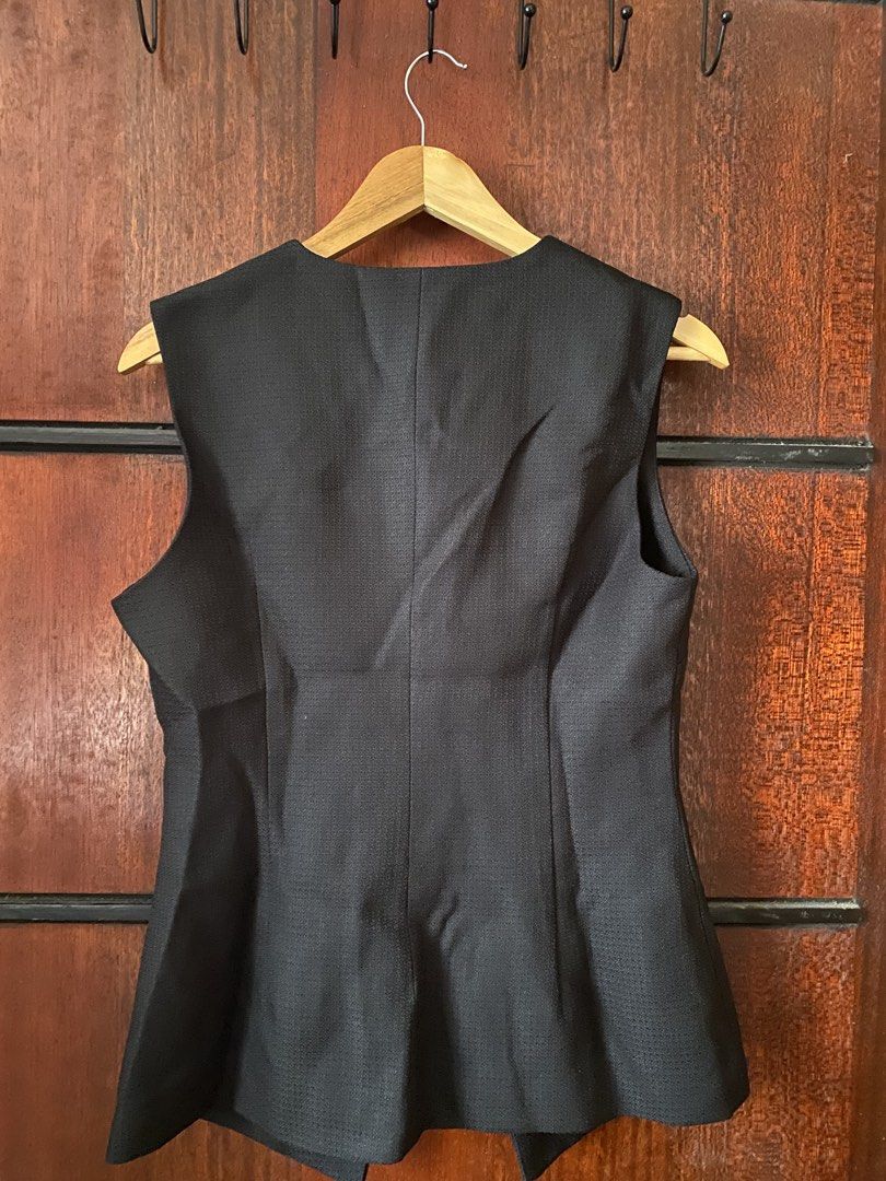 [THRIFTED & AVAILABLE] Commense Black Vest (Category: Vests) located in Quezon City. Submitted by yaku1t (Listing ID 1469079188, Image 3). Description: SHIPPING FROM QUEZON CITY. Item is thrifted, please, manage expectations. - Structured fit, crew neckline, sleeveless, clean back with tailored seams - Made the vest look cinched in the when worn for styling purposes - Gold metallic buttons, two front pocket flaps, fully lined textured fabric - Gr