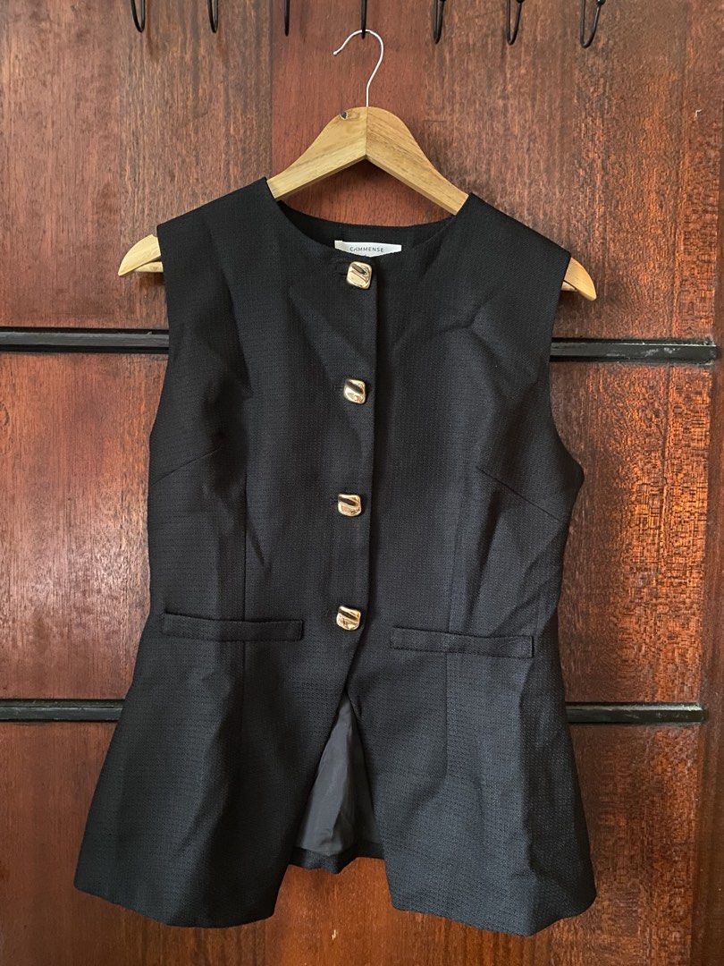 [THRIFTED & AVAILABLE] Commense Black Vest (Category: Vests) located in Quezon City. Submitted by yaku1t (Listing ID 1469079188, Image 2). Description: SHIPPING FROM QUEZON CITY. Item is thrifted, please, manage expectations. - Structured fit, crew neckline, sleeveless, clean back with tailored seams - Made the vest look cinched in the when worn for styling purposes - Gold metallic buttons, two front pocket flaps, fully lined textured fabric - Gr