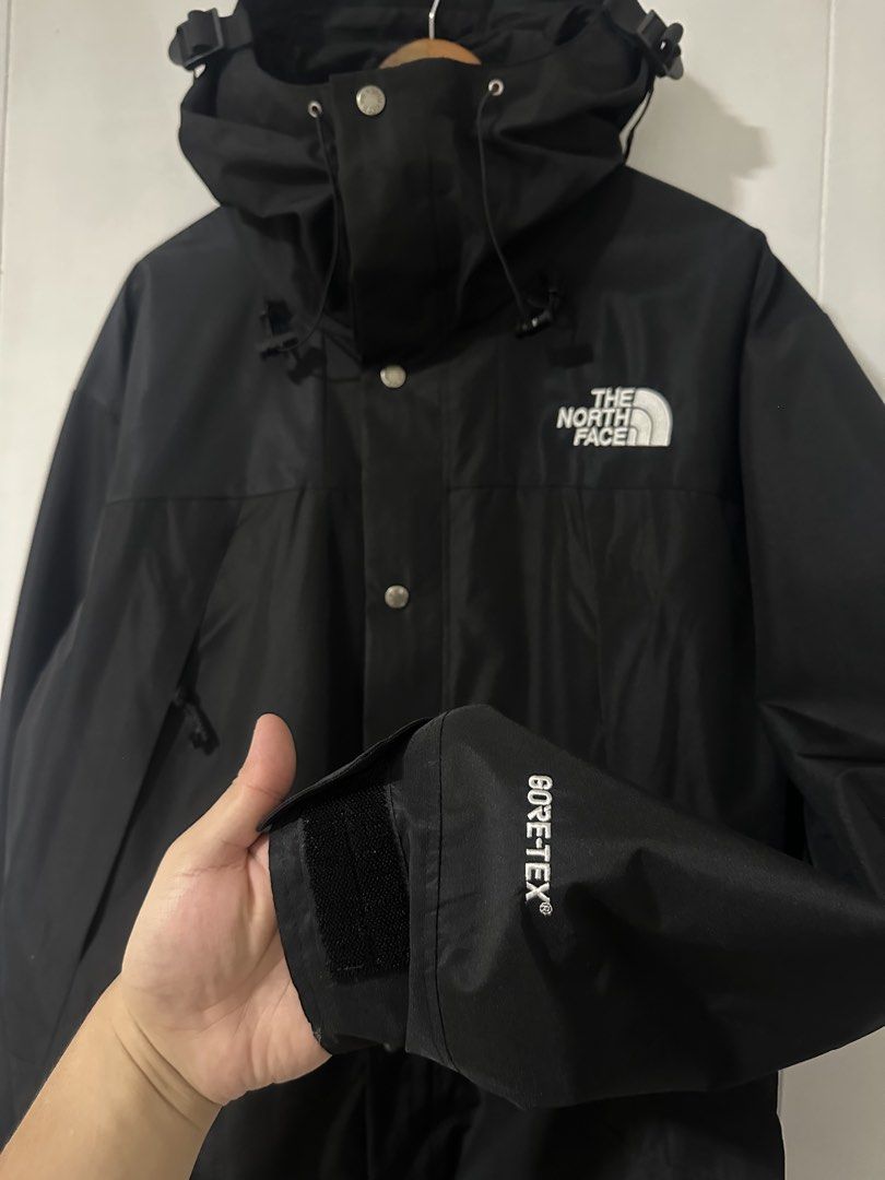 TNF GORETEX (Category: Coats, Jackets and Outerwear) located in Las Pinas. Submitted by archimedes.joaquin (Listing ID 1469033949, Image 3). Description: Crispy condition - 9.8/10 color rate - sz XL ( 25” w/ 30” L ) Complete tags Issue: nasira yung 1 zipper sa front ( hindi naman problem kase may zipper padin siya na isa ).