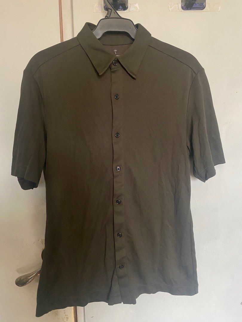Tomas Maier x Uniqlo Polo Short Sleeve Button Down (Category: Tshirts & Polo Shirts ) located in Manila. Submitted by antonvarga38504 (Listing ID 1468983566, Image 1). Description: - Brand: Tomas Maier x Uniqlo - Color: Olive green - Size: Medium (M) - Material: Comfortable polo knit fabric - Design: Short sleeves, collar, and button-up front - Condition: Clean and well-maintained.