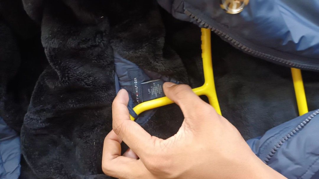 TOMMY HILFIGER PUFFER JACKET (Category: Coats, Jackets and Outerwear) located in Caloocan City. Submitted by paulchristian_rewear.05 (Listing ID 1469120481, Image 3). Description: STILL IN EXCELLENT CONDITION, NO FADINGS SMALL ON TAG BUT IT CAN FIT TO MEDIUM TO LARGE.