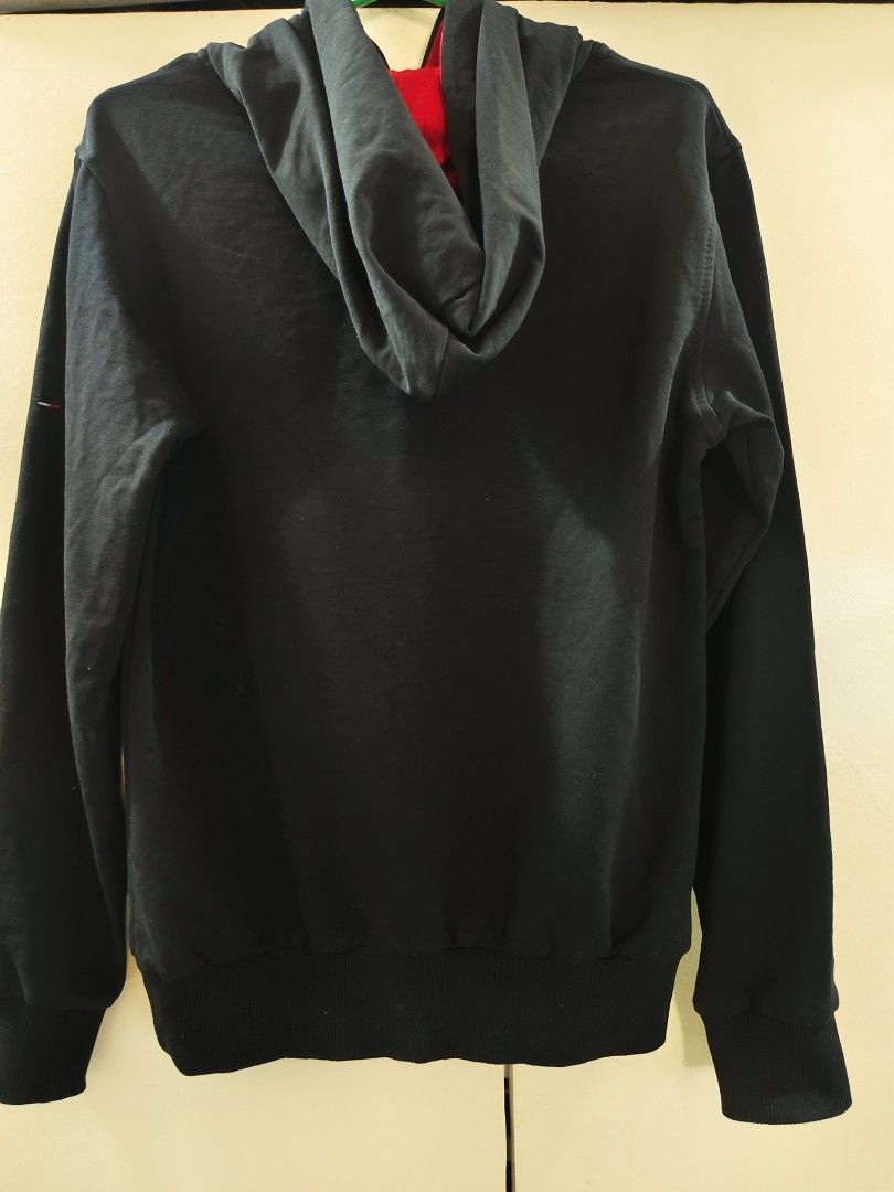 Tommy Hilfiger size M (Category: Coats, Jackets and Outerwear) located in Zamboanga. Submitted by ckealia (Listing ID 1468942242, Image 3). Description: good as new missing string no discoloration size medium not ukayukay preloved.