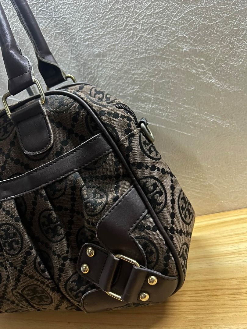TORY BURCH CANVASS BAG (Category: Cross-body Bags) located in Caloocan City. Submitted by j3ngsanity (Listing ID 1469091417, Image 3). Description: ISSUE : MISSING SLING / SIGN OF USAGE / LEATHER SCRATCHES / RUST HARDWARE.