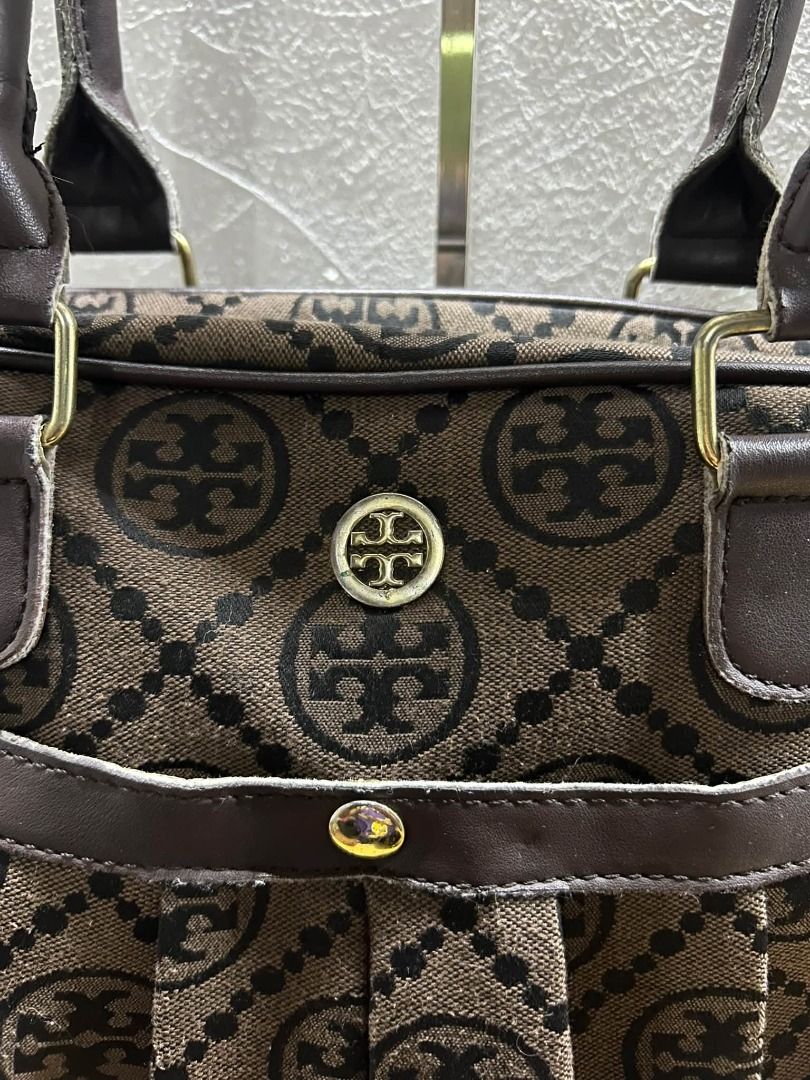 TORY BURCH CANVASS BAG (Category: Cross-body Bags) located in Caloocan City. Submitted by j3ngsanity (Listing ID 1469091417, Image 2). Description: ISSUE : MISSING SLING / SIGN OF USAGE / LEATHER SCRATCHES / RUST HARDWARE.