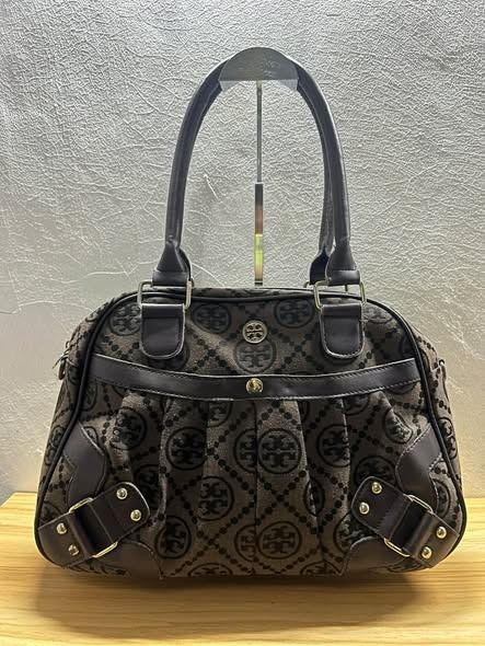 TORY BURCH CANVASS BAG (Category: Cross-body Bags) located in Caloocan City. Submitted by j3ngsanity (Listing ID 1469091417, Image 1). Description: ISSUE : MISSING SLING / SIGN OF USAGE / LEATHER SCRATCHES / RUST HARDWARE.