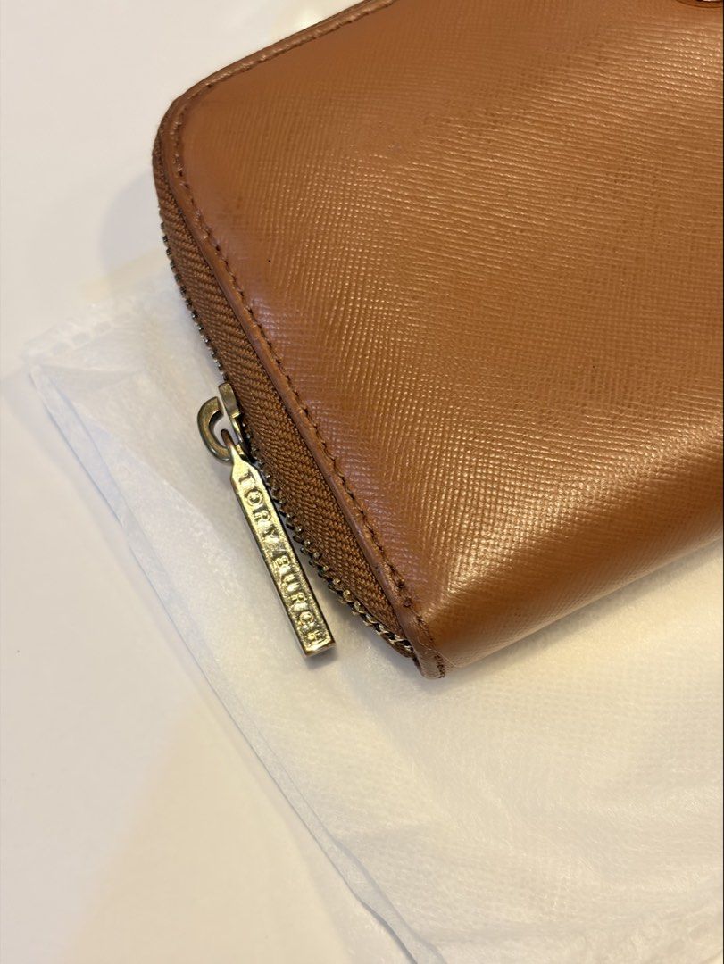 Tory Burch Robinson Leather Continental Wallet (Category: Luxury Bags & Wallets) located in Manila. Submitted by hiraimomos (Listing ID 1469012651, Image 3). Description: - purchsed from japan 🇯🇵 - pink inner lining !! - minor scratches on the zipper and logo, but overall still in good condition (8/10).