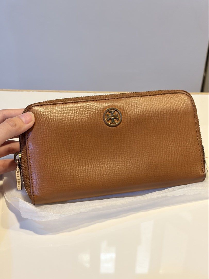 Tory Burch Robinson Leather Continental Wallet (Category: Luxury Bags & Wallets) located in Manila. Submitted by hiraimomos (Listing ID 1469012651, Image 1). Description: - purchsed from japan 🇯🇵 - pink inner lining !! - minor scratches on the zipper and logo, but overall still in good condition (8/10).