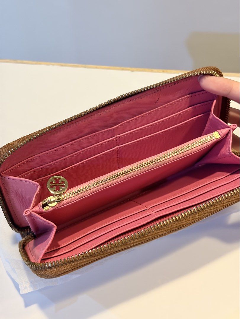 Tory Burch Robinson Leather Continental Wallet (Category: Luxury Bags & Wallets) located in Manila. Submitted by hiraimomos (Listing ID 1469012651, Image 2). Description: - purchsed from japan 🇯🇵 - pink inner lining !! - minor scratches on the zipper and logo, but overall still in good condition (8/10).