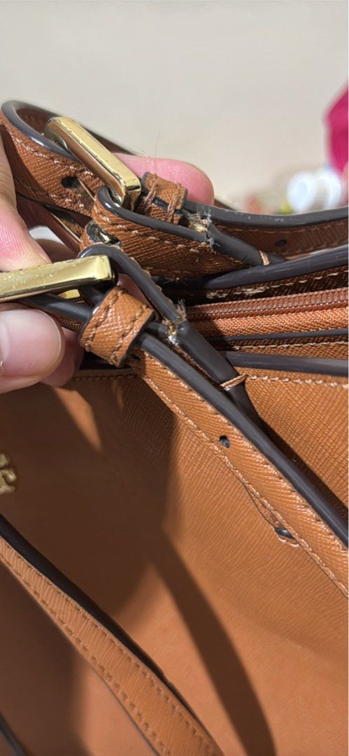 Tory Burch York Buckle Tote (Category: Tote Bags) located in Manila. Submitted by janinerodrigo (Listing ID 1469110919, Image 3). Description: Functional bag, can accomodate 15 inch laptop. Good as work bag. Good leather .