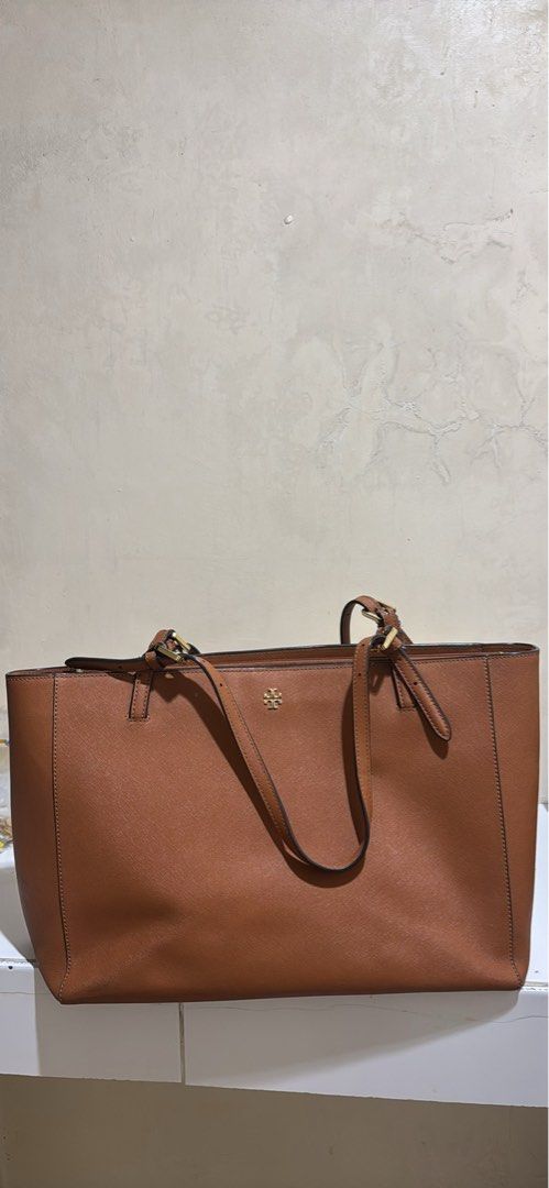 Tory Burch York Buckle Tote (Category: Tote Bags) located in Manila. Submitted by janinerodrigo (Listing ID 1469110919, Image 2). Description: Functional bag, can accomodate 15 inch laptop. Good as work bag. Good leather .