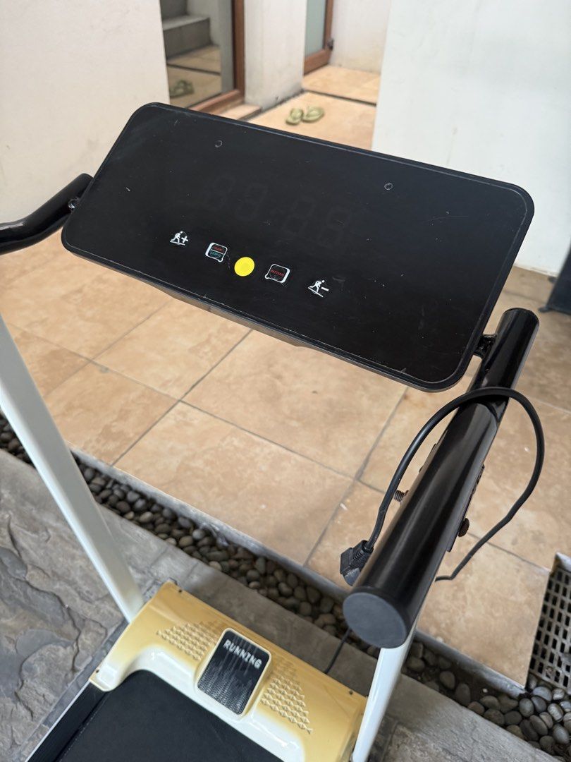 TREADMILL (Category: Other Home Appliances) located in Quezon City. Submitted by icemartinezpajarillo (Listing ID 1468954991, Image 3). Description: electrical repair only to switch on.