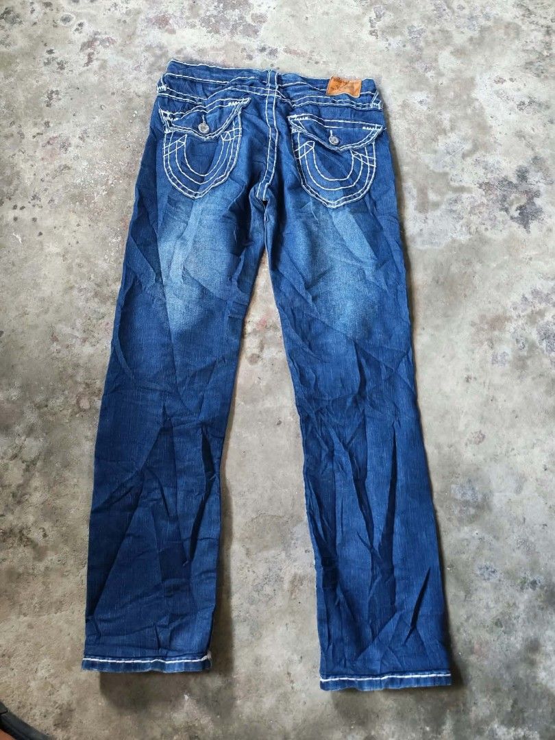 True Religion Billy Big T Jeans Size 29 (Category: Jeans) located in Sipalay. Submitted by boldowl.e4f283 (Listing ID 1469066093, Image 2). Description: - Brand: True Religion - Style: Billy Big T Straight Leg - Size: 29 - Color/Wash: Dark blue wash - Origin: Made in USA - Details: Classic thick white contrast stitching and tan leather back patch - Pockets: Signature horseshoe flap back pockets with button closure - Condition: Light fading and cr