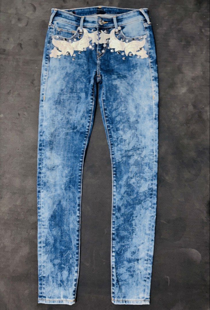 True Religion Light Washed Denim Jeans. (Category: Jeans) located in Manila. Submitted by erxm.thrift (Listing ID 1469080946, Image 1). Description: .