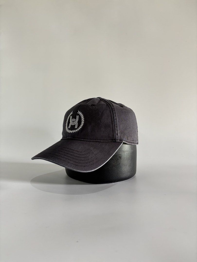 Under Armour dadhat (Category: Caps & Hats) located in Malaybalay. Submitted by haulsome (Listing ID 1468995593, Image 2). Description: Under Armour dadhat -In excellent condition/ no flaws -In charcoal black colorway -Features an embroidered UA logo up front -Adult size, adjustable strap 350php, +sf.