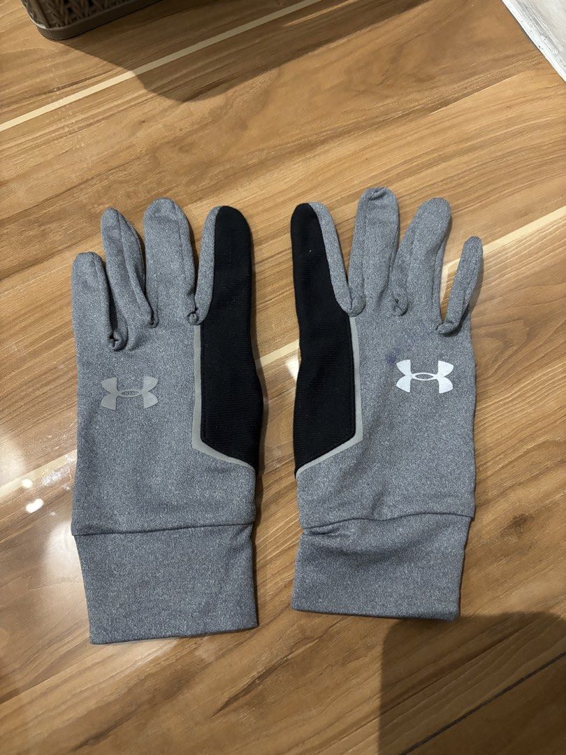 Under Armour Gloves Medium (Category: Gloves) located in San Fernando. Submitted by kayemanalac_05 (Listing ID 1469103972, Image 1). Description: .
