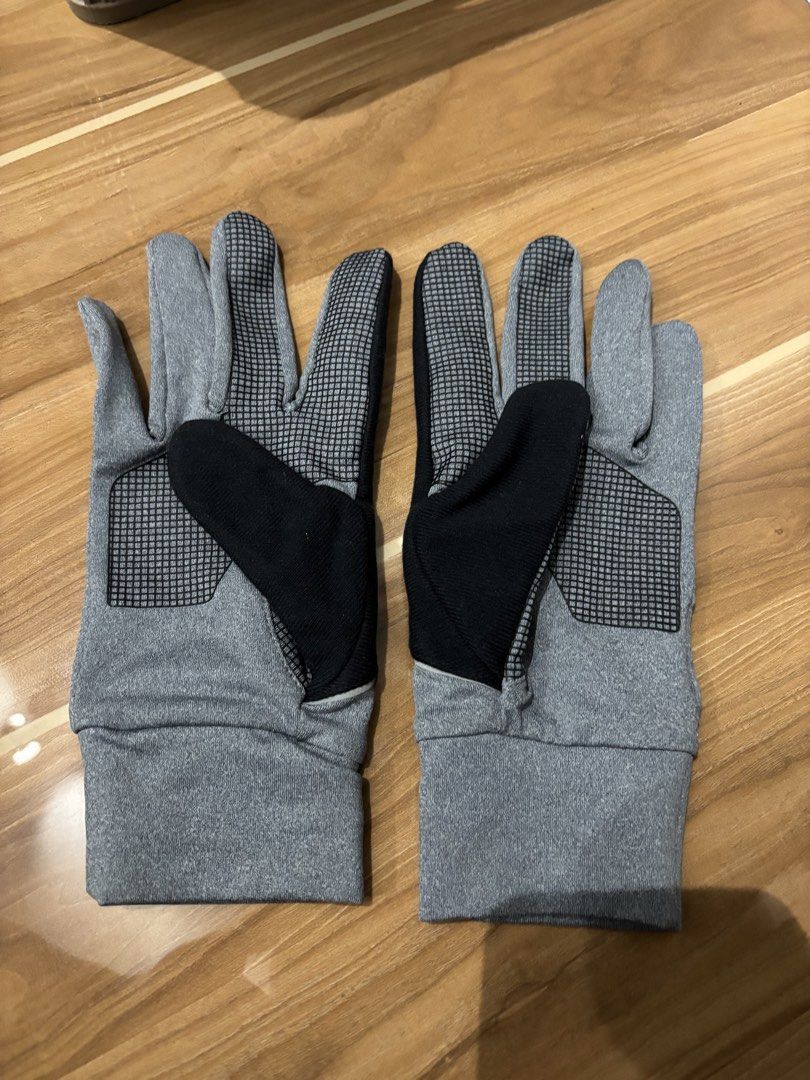 Under Armour Gloves Medium (Category: Gloves) located in San Fernando. Submitted by kayemanalac_05 (Listing ID 1469103972, Image 2). Description: .