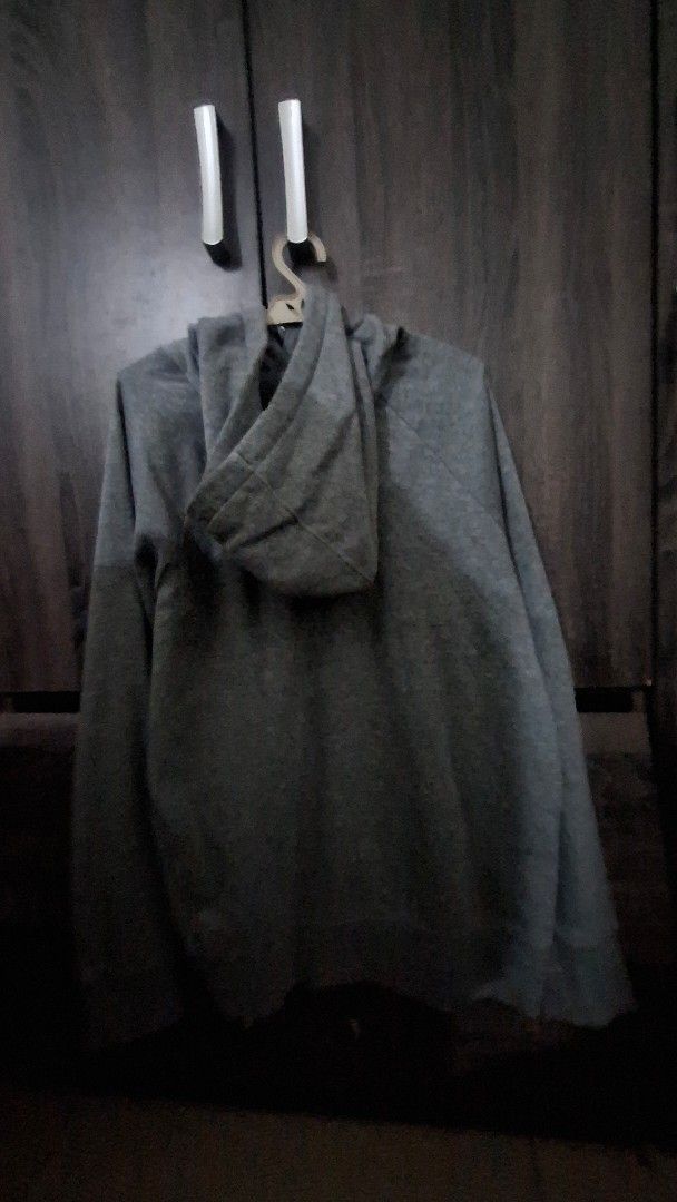 Under Armour Grey Hoodie (Category: Hoodies) located in Manila. Submitted by matter514 (Listing ID 1469117169, Image 2). Description: qc loc - Brand: Under Armour - Color: Grey with white logo and text on chest - Material: Warm fleece - Features: Adjustable drawstrings at the hood - Condition: Great for everyday wear or workouts.