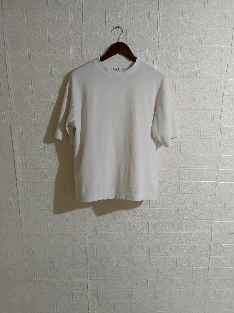 UNIQLO AIRISM SHIRT (Category: Tshirts & Polo Shirts ) located in Tabaco. Submitted by zerothreethrift (Listing ID 1469087136, Image 1). Description: UNIQLO AIRISM SHIRT SIZE MEDIUM EXCELLENT PM IF INTERESTED ALBAY LOCATION.