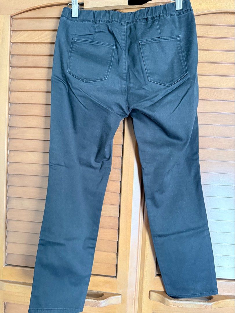 Uniqlo Black Pants (Category: Jeans) located in Paranaque City. Submitted by roanclauds (Listing ID 1468953688, Image 2). Description: - Brand: Uniqlo - Color: Classic Black - Size: S (Fits waist 60-66cm, hips 85-91cm) - Material: 72% cotton, 25% polyester, 3% spandex - Design: Slim fit through the legs with convenient elastic waistband - Features: Two functional back pockets.