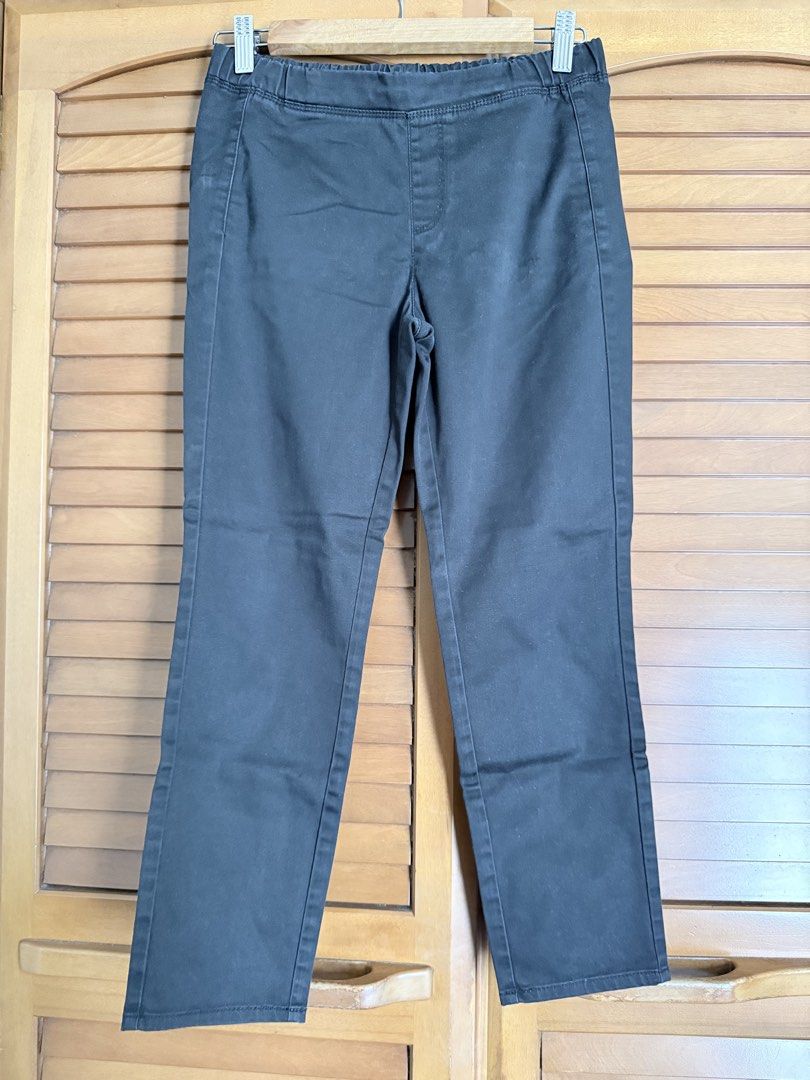 Uniqlo Black Pants (Category: Jeans) located in Paranaque City. Submitted by roanclauds (Listing ID 1468953688, Image 1). Description: - Brand: Uniqlo - Color: Classic Black - Size: S (Fits waist 60-66cm, hips 85-91cm) - Material: 72% cotton, 25% polyester, 3% spandex - Design: Slim fit through the legs with convenient elastic waistband - Features: Two functional back pockets.
