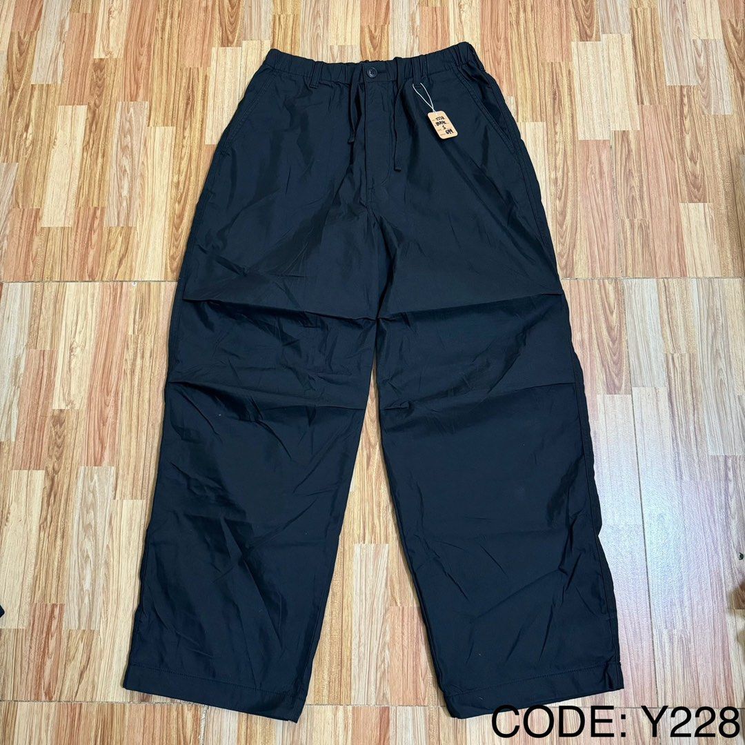 UNIQLO C MEN’S PARACHUTE PANTS (Category: Trousers) located in Manila. Submitted by thrifthing_121102 (Listing ID 1469158604, Image 1). Description: UNIQLO C MEN’S PARACHUTE PANTS •SIZE: Small •WAIST: 27-32” •LENGTH: 39.5” •HEM: 9.5” •COLOR: Black •CODE: Y228 •EXCELLENT CONDITION •NO ISSUES ₱699 + SF ✅All items are in excellent to new condition. ✅Color may vary due to lighting. 📦J&T Express or Lalamove Shipping. 💸Gcash Payment. 📍Moonwalk, Para