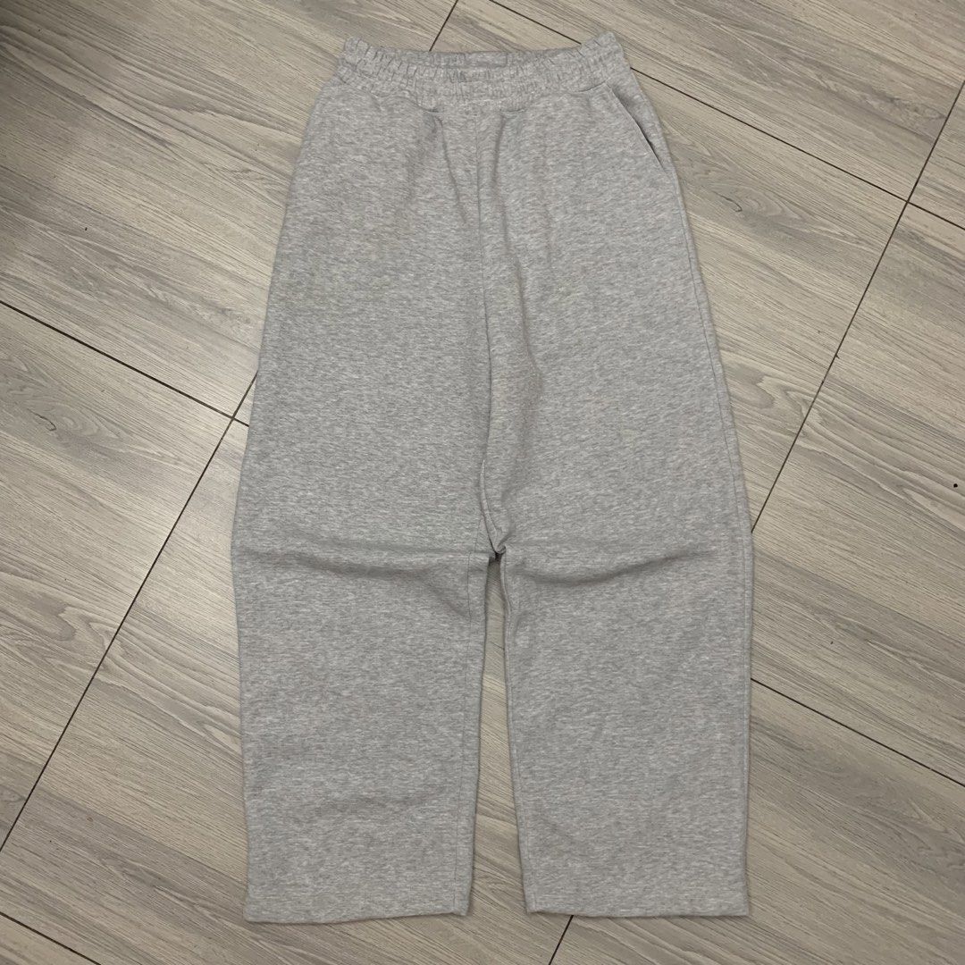 Uniqlo C Sweatpants (Category: Joggers) located in Manila. Submitted by arxxxm (Listing ID 1469068775, Image 1). Description: Uniqlo C Sweatpants free waist 40" length 10" leg opening excellent condition baggy 900 + sf 📥.