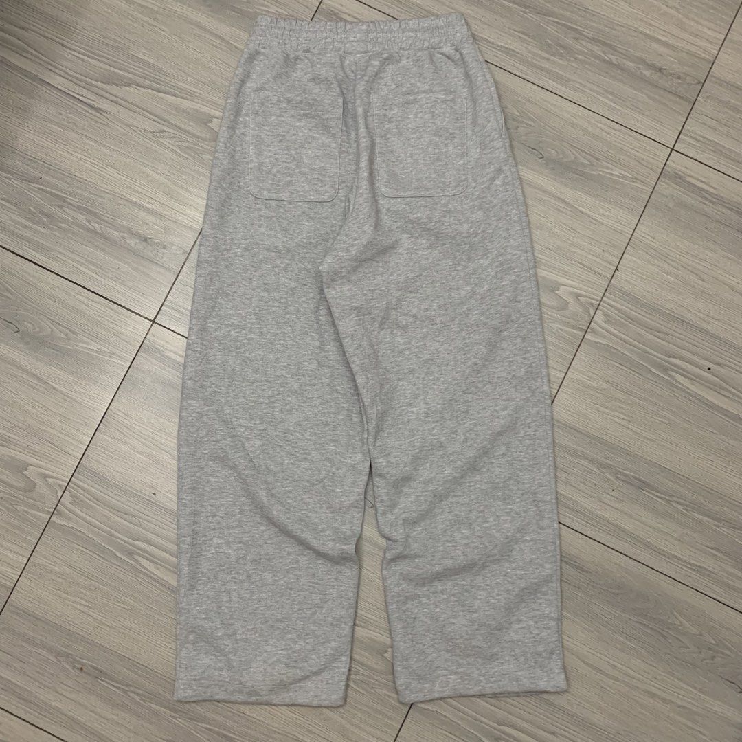 Uniqlo C Sweatpants (Category: Joggers) located in Manila. Submitted by arxxxm (Listing ID 1469068775, Image 3). Description: Uniqlo C Sweatpants free waist 40" length 10" leg opening excellent condition baggy 900 + sf 📥.
