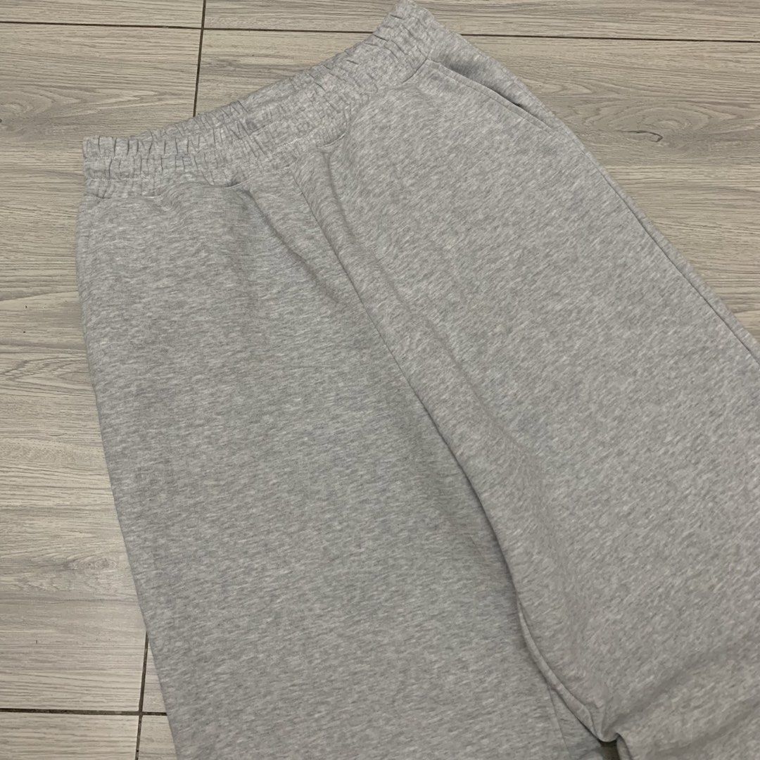 Uniqlo C Sweatpants (Category: Joggers) located in Manila. Submitted by arxxxm (Listing ID 1469068775, Image 2). Description: Uniqlo C Sweatpants free waist 40" length 10" leg opening excellent condition baggy 900 + sf 📥.