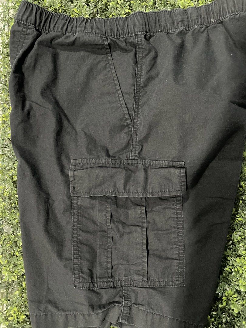 Uniqlo Cargo easy shorts men (medium) (Category: Shorts) located in Cainta. Submitted by j.c.v_68 (Listing ID 1469035752, Image 1). Description: 100% original/authentic Size: medium Color: black 5 pockets.