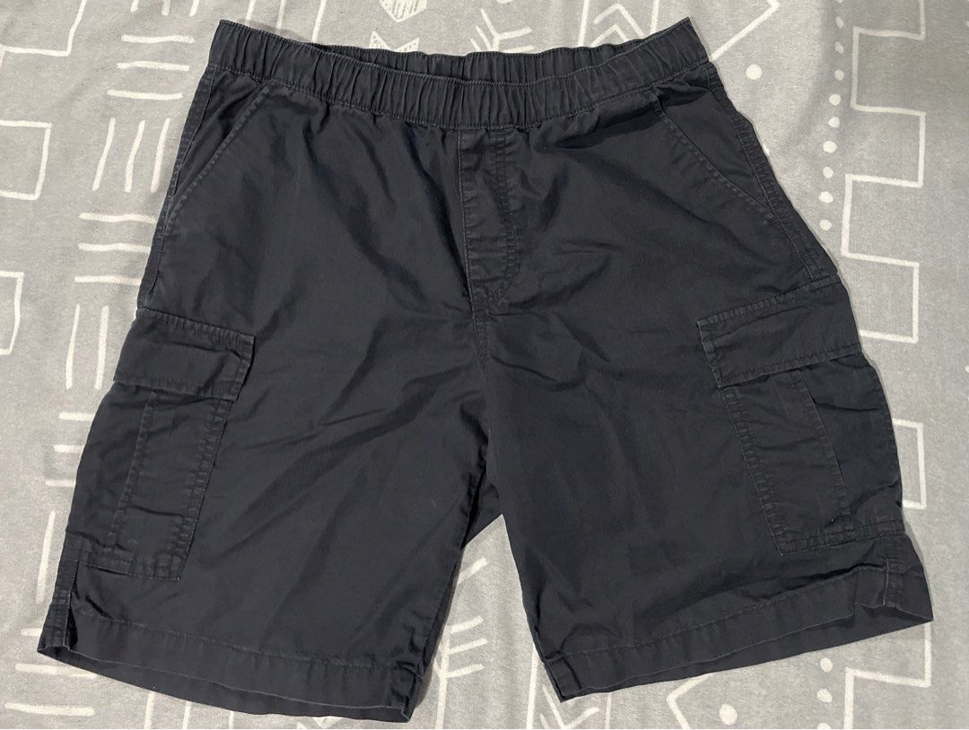 Uniqlo Cargo easy shorts men (medium) (Category: Shorts) located in Cainta. Submitted by j.c.v_68 (Listing ID 1469035752, Image 2). Description: 100% original/authentic Size: medium Color: black 5 pockets.