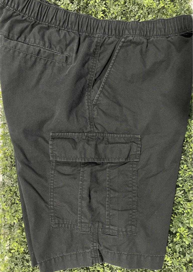 Uniqlo Cargo easy shorts men (medium) (Category: Shorts) located in Cainta. Submitted by j.c.v_68 (Listing ID 1469035752, Image 3). Description: 100% original/authentic Size: medium Color: black 5 pockets.