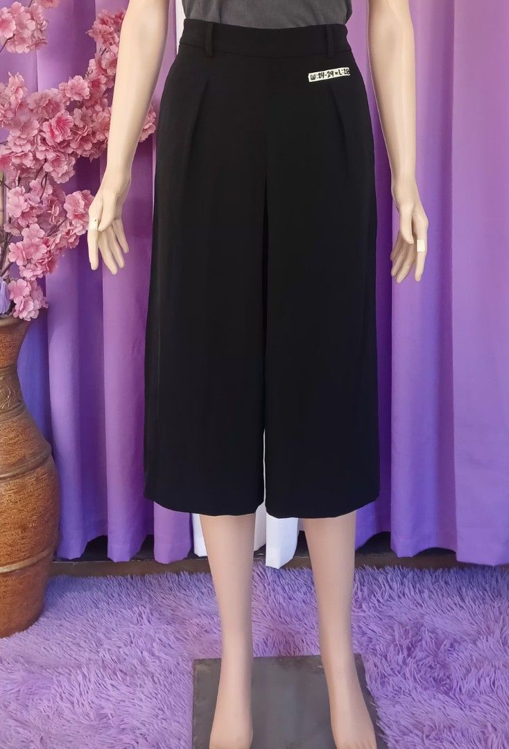 UNIQLO Drape Gaucho Pants (Category: Other Bottoms) located in Basista. Submitted by purpleens_shop (Listing ID 1469045913, Image 2). Description: .