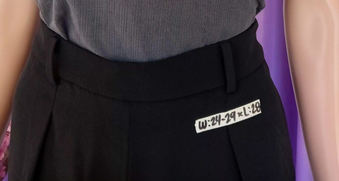 UNIQLO Drape Gaucho Pants (Category: Other Bottoms) located in Basista. Submitted by purpleens_shop (Listing ID 1469045913, Image 3). Description: .