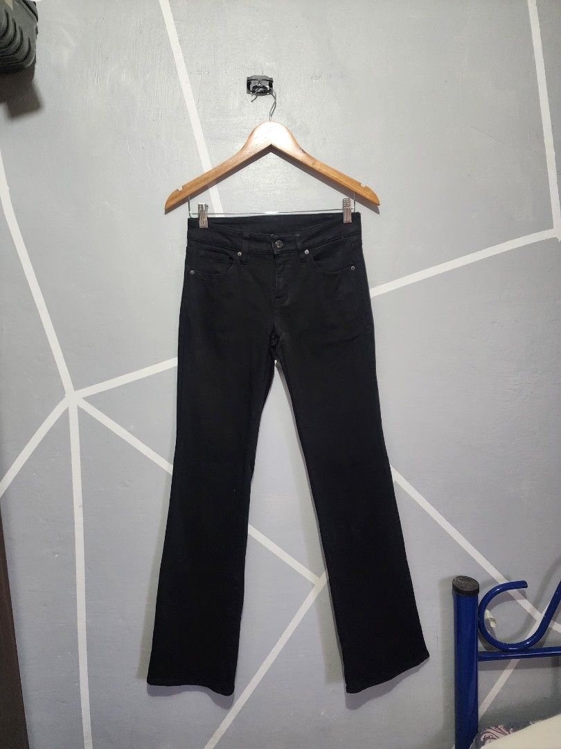 UNIQLO FLARE PANTS (Category: Jeans) located in General Trias. Submitted by ksclothingbyjuy (Listing ID 1469077555, Image 1). Description: size: 28-30 length: 40" Like New Black na Black No Issue.