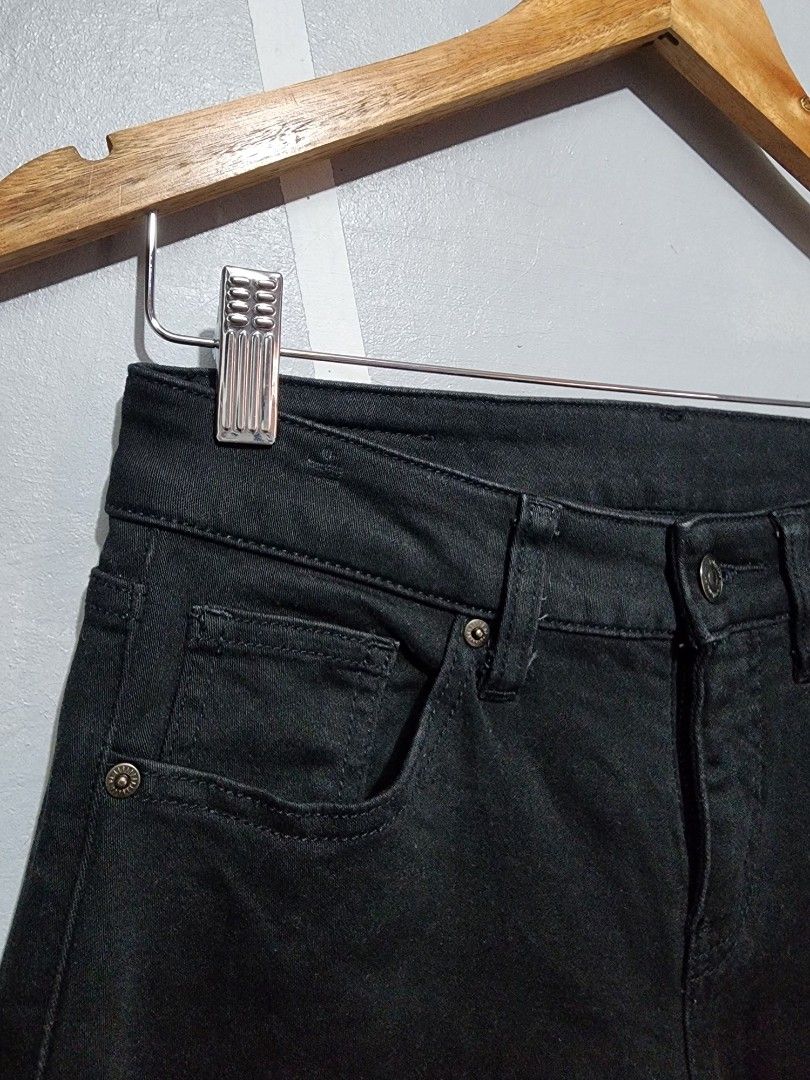 UNIQLO FLARE PANTS (Category: Jeans) located in General Trias. Submitted by ksclothingbyjuy (Listing ID 1469077555, Image 3). Description: size: 28-30 length: 40" Like New Black na Black No Issue.