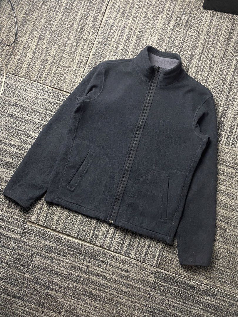 Uniqlo Fleece Reversible Black & Gray Jacket (Category: Coats, Jackets and Outerwear) located in Manila. Submitted by rdtp2 (Listing ID 1469100116, Image 2). Description: Size small on tag 21x25 no flaw excellent condition 9.5/10.