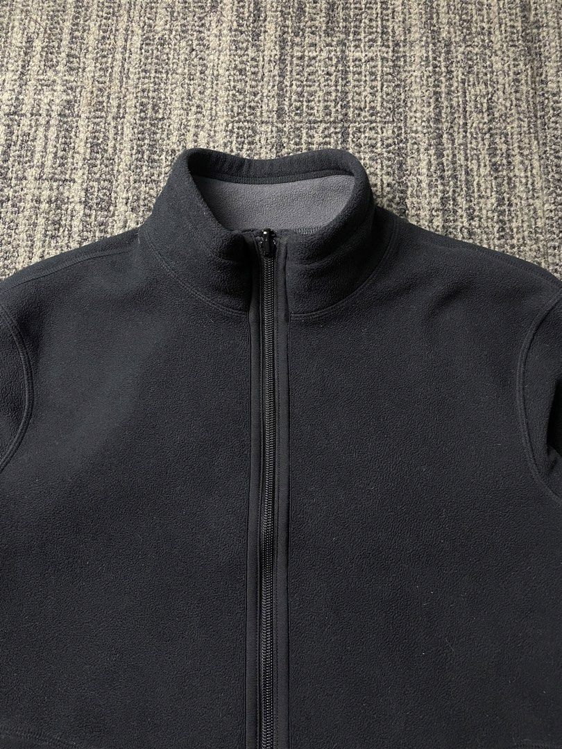 Uniqlo Fleece Reversible Black & Gray Jacket (Category: Coats, Jackets and Outerwear) located in Manila. Submitted by rdtp2 (Listing ID 1469100116, Image 3). Description: Size small on tag 21x25 no flaw excellent condition 9.5/10.