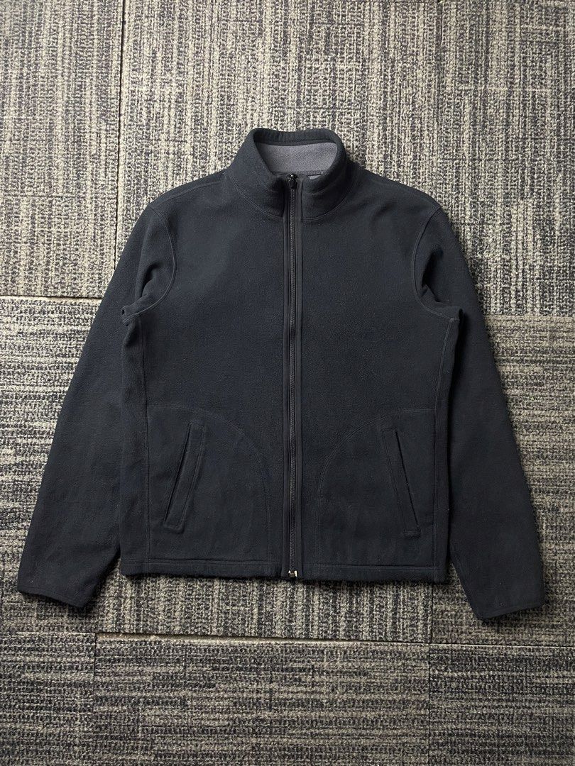 Uniqlo Fleece Reversible Black & Gray Jacket (Category: Coats, Jackets and Outerwear) located in Manila. Submitted by rdtp2 (Listing ID 1469100116, Image 1). Description: Size small on tag 21x25 no flaw excellent condition 9.5/10.